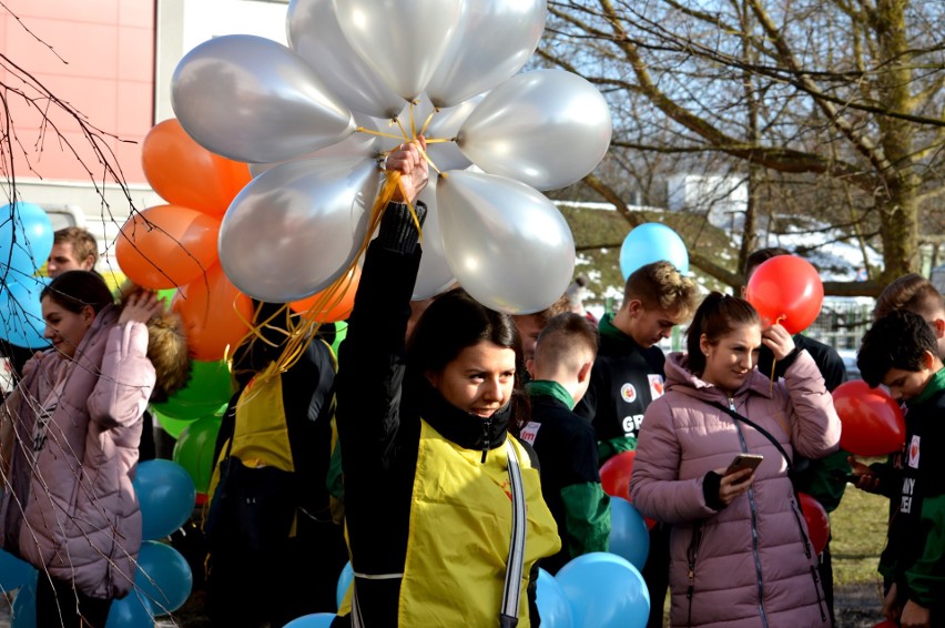 Balony z marzeniami odleciały w niebo. Fundacja "Pomóż Im" świętuje Dzień Dziecka z Chorobą Nowotworową [galeria]