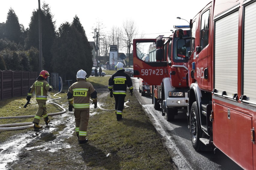 Pożar domu w Rybniku. Ląduje helikopter LPR po ranną...