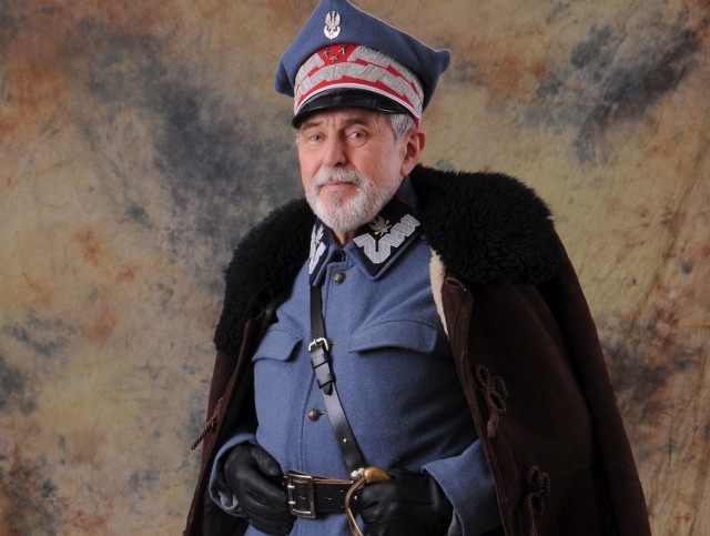 Adam Wasilewski, emerytowany nauczyciel Liceum imienia Kochanowskiego w Radomiu, z ogromną pasją i zaangażowaniem popularyzuje postać generała Józefa Hallera.