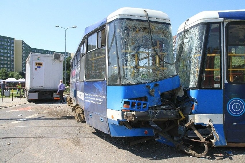 Wypadek tramwaju na Żmigrodzkiej. Wagon się zapalił. Dwanaście osób rannych [ZDJĘCIA]