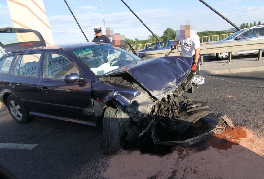 Wypadek na moście Milenijnym. W samochodzie osobowym pękła opona (ZDJĘCIA)