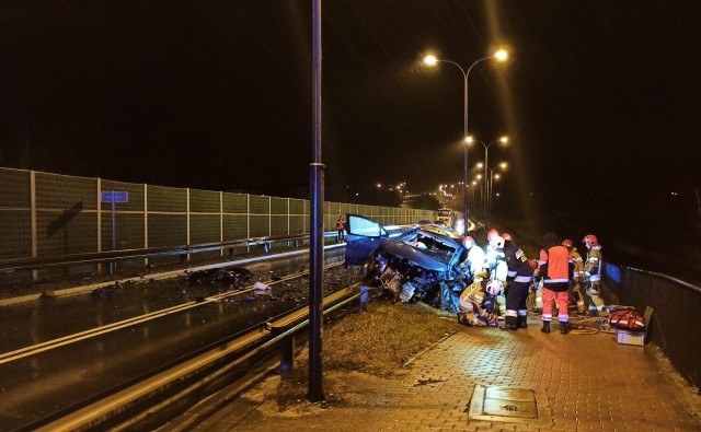 W sylwestrowy wieczór miał miejsce tragiczny wypadek na ulicy Piłsudskiego w Kaliszu. W wyniku zderzenia dwóch samochodów osobowych jedna osoba zginęła, a dwie zostały ranne.Czytaj dalej i zobacz zdjęcia z miejsca wypadku --->