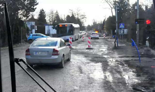 Od soboty, 12 lutego, zostały wprowadzone zmiany w kursowaniu autobusów na remontowanym, 800-metrowym odcinku ulicy Królowej Jadwigi. Wykonawca robót stara się tam na bieżąco utrzymywać w możliwie jak największym stopniu przejezdność, ale ze względu na prowadzone prace, silniej ingerujące w plac budowy, obecnie warunki nie są dostosowane do przejazdu pojazdów o zbyt dużym tonażu.