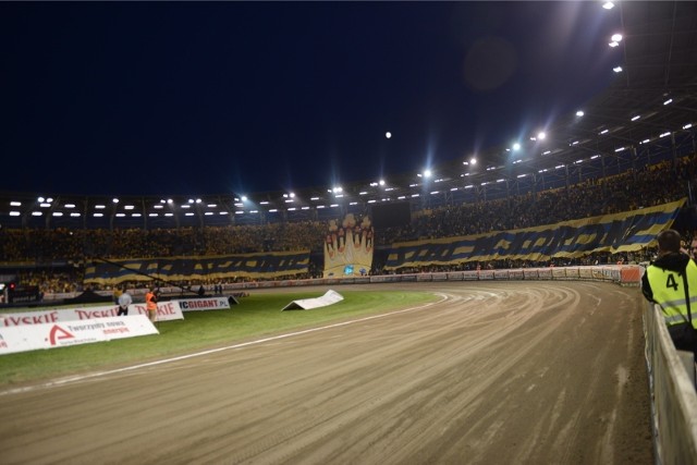 Na stadionie im. Edwarda Jancarza oświetlony jest jedynie tor.