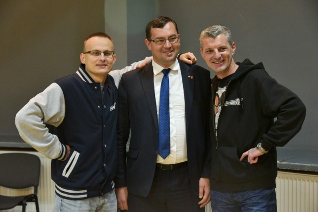 Od lewej: Antek, Stefan Krajewski, członek zarządu województwa i Szwagier