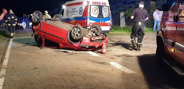 W sobotni wieczór przy ulicy Wałeckiej w Czaplinku doszło do groźnego wypadku. Na jednym z zakrętów Opel Corsa wypadł z drogi, uderzył w słup energetyczny oraz dachował. Samochodem podróżowały trzy osoby. Dwie trafiły do szpitala. Na czas akcji służb droga była zablokowana.OSP Czaplinek facebookZobacz także Wypadek na krajowej "6" koło Sianowa. Sześć samochodów rozbitych