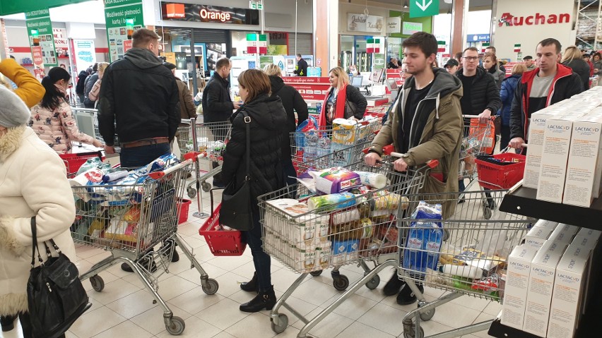 Koronawirus w Kielcach. Sklepy oblężone! Mieszkańcy hurtowo robią zakupy i przygotowują się na najgorsze (WIDEO, ZDJĘCIA)