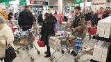 Koronawirus w Kielcach. Sklepy oblężone! Mieszkańcy hurtowo robią zakupy i przygotowują się na najgorsze (WIDEO, ZDJĘCIA)