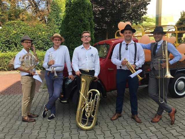 Zagra Retro Brass Quintet, To klasyczny kwintet dęty blaszany. W swoim repertuarze posiada utwory z okresu międzywojennego, jak również największe przeboje jazzowe z wczesnych lat 50. i 60.