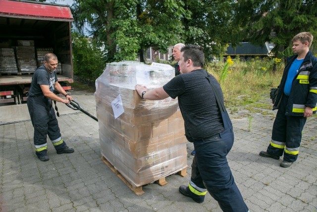 Strażacy z OSP Krzeszowice wsparli członków Interwencyjnego Zespołu Pomocy Międzyludzkiej w rozpakowaniu wielotonowego transportu żywności