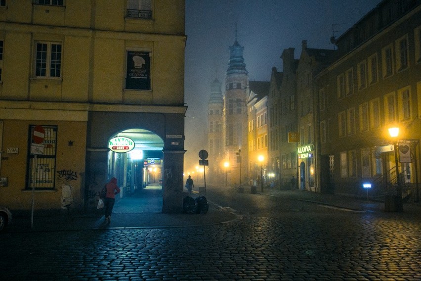 Tajemniczy Gdańsk. Zobaczcie nocne zdjęcia Gdańska spowitego mgłą