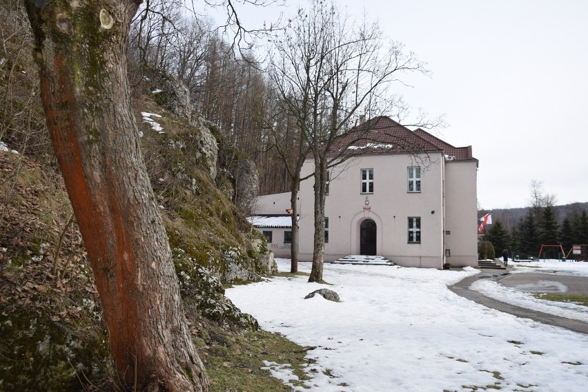 Rozgrywka o szkoły. Mieszkańcy nie chcą, żeby gmina Jerzmanowice-Przeginia oszczędzała dalej na ich dzieciach