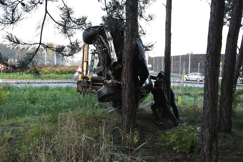 Wypadek w Cedzynie na drodze krajowe numer 74. Po "skoku" przez rondo audi wylądowało na drzewie [ZDJĘCIA]