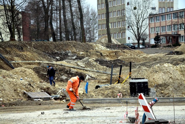 Utrudnienia na Drodze Męczenników Majdanka są związane z wydłużeniem o ok. 300 metrów ul. Garbarskiej. Koszt - 6,3 mln zł