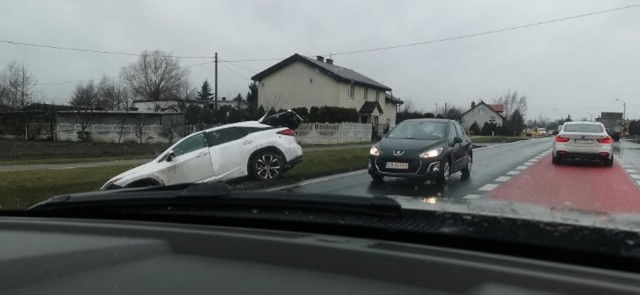 Lexus wypadł z drogi w miejscowości Zębówiec w powiecie toruńskim, w gminie Obrowo. Do zdarzenia doszło 8 lutego 2022 r. tuż po godz. 12