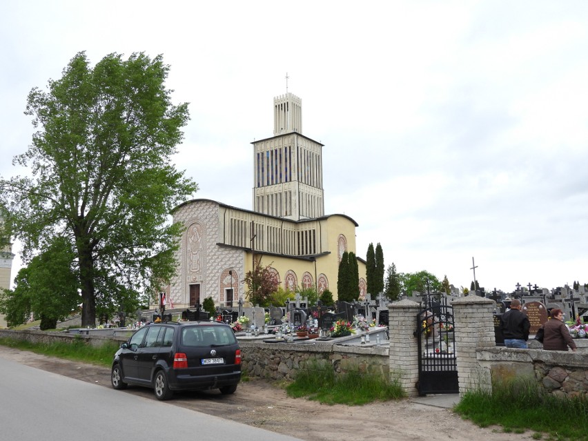 Cmentarz parafialny w Prostyni. Napisy na nagrobkach opowiadają historie rodzin i księży związanych z tutejszą parafią