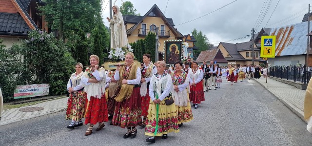 Wielu mieszkańców Poronina i Białego Dunajca na procesję ubrało się w tradycyjne góralskie stroje. Wierni nieśli figury świętych, obrazy, feretrony, świece. W oprawie procesji nie mogło zabraknąć muzyki góralskiej.