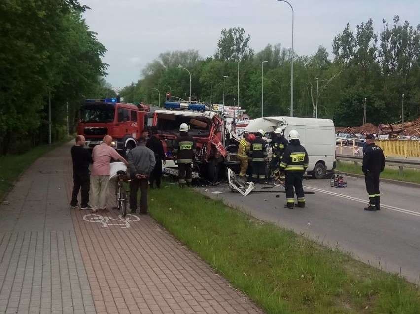 Wypadek w Kościerzynie. Dwa samochody zderzyły się na wiadukcie na ul. Wojska Polskiego w Kościerzynie