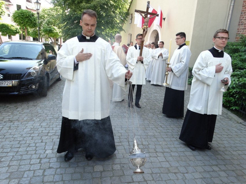 Ostatnio wyświęcanych na księży jest średnio zaledwie po...