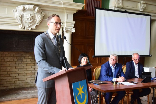 Prezydent Tarnobrzega Łukasz Nowak wybrany na kadencję 2024-2029 przemawia podczas sesji Rady Miasta Tarnobrzega, 7 maja 2024 r.