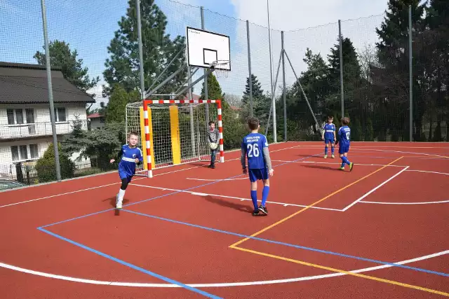 Na otwarcie boiska w Kochanowie pierwszy mecz zagrali juniorzy z dwóch gminnych klubów LKS Orlęta Rudawa i Kmita Zabierzów