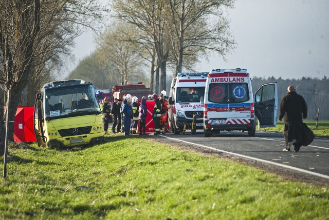 Do tragicznego w skutkach zderzenia autokaru z dziećmi z samochodem ciężarowym doszło w Słowinie. Wiadomo już, że dwie osoby, które uczestniczyły w wypadku w powiecie sławieńskim, nie żyją. Do zdarzenia doszło w Słowinie w powiecie sławieńskim. Jak nas poinformował oficer prasowy komendy policji w Sławnie, doszło do zderzenie samochodu ciężarowego z autobusem rejsowym. Kierowca samochodu ciężarowego z niewyjaśnionych przyczyn zjechał na przeciwny pas ruchu i otarł się o autobus. Autobus, którym jechali dorośli oraz dzieci, wjechał do rowu. Policja podaje, że kilkanaście osób jest rannych. Dwie osoby, które były reanimowane, niestety nie przeżyły. Ranni są transportowani do szpitala w Sławnie oraz w Koszalinie. W akcji uczestniczy m. in. śmigłowiec ratunkowy. Marzena SutrykAKTUALIZACJA: Akcja ratunkowa została zakończona.- Na chwilę obecną wiemy, że w wypadku zginęły dwie młode osoby, kobieta i mężczyzna w wieku 19 i 20 lat. 6 osób jest ciężko rannych. 11 osób odniosło lżejsze obrażenia - mówi nam na gorąco asp. Karol Dąbrowski z Komendy Powiatowej Policji w Sławnie. Na miejscu jest 16 zastępów straży pożarnej. Wszyscy ranni zostali rozwiezieni do szpitali w  Słupsku, Koszalinie, Gryficach i Sławnie. Według wstępnych informacji busem podróżowali w większości uczniowie Zespołu Szkół Morskich w Darłowie. Jak ustaliła policja obaj kierowcy byli trzeźwi. Bus należał do prywatnego przewoźnika z powiatu sławieńskiego. W akcji brało również udział Lotnicze Pogotowie Ratunkowe. Droga krajowa DK 37 cały czas jest zablokowana. Policja wyznaczyła objazdy od strony Darłowa przez Rusko. Ze wstępnych ustaleń wynika, że autobusem podróżowały 23 osoby. W większości byli to uczniowie Zespołu Szkół Morskich w Darłowie. Poszkodowani to przede wszystkim młode osoby w wieku od 16 do 17 lat. WOJCIECH KULIG 
