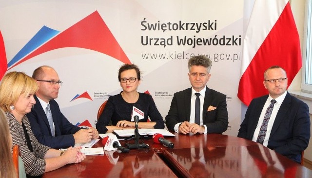 Wojewoda świętokrzyski Agata Wojtyszek podczas czwartkowej konferencji prasowej na temat suszy.