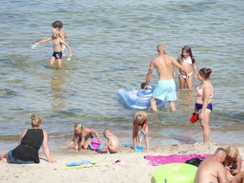 Tak w piątkowe południe wyglądała plaża w Mielnie. Zobaczcie...