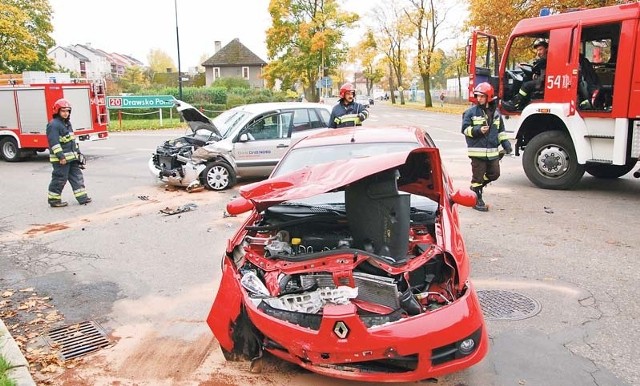 Skrzyżowanie ulic Piłsudskiego, Szczecińskiej i Klasztornej jest szczególnie niebezpieczne (na zdjęciu kolizja z października 2006 roku), bo jest niefortunnie ustawione, a na dodatek tuż obok jest Szkoła Podstawowa nr 1. Policja chce, aby obok stanął fotoradar SM. 