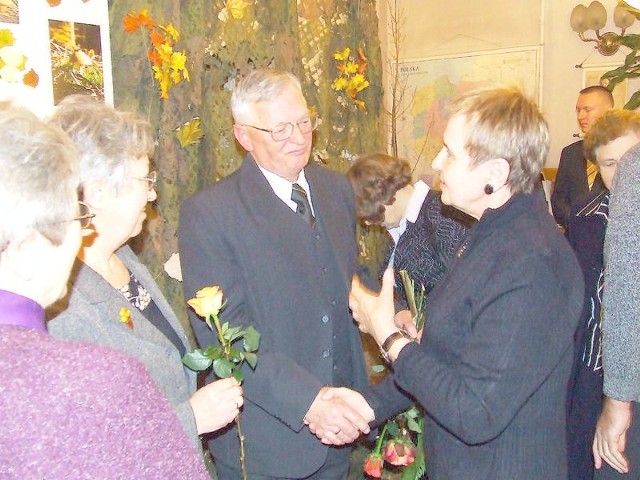 Andrzej Ossowski w rozmowie z Barbarą Bury podczas otwarcia wystawy w więcborskiej bibliotece. 