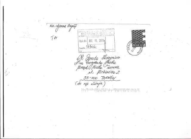 List od prezydenta Tarnowa Ryszarda Ś. do gości niedzielnego rautu dostarczyła z aresztu poczta (z prawej skany koperty). Kopie jego listu rozdawał uczestnikom imprezy w sali Lustrzanej radny Tadeusz Mazur (na zdjęciu z prawej)
