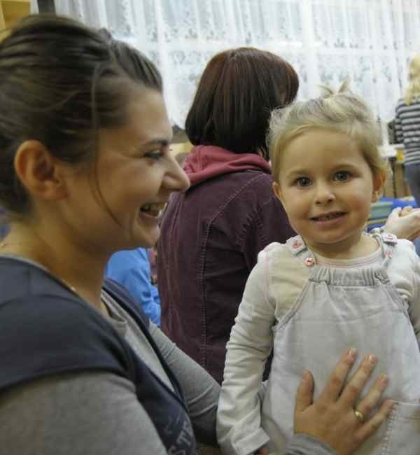 - Córce bardzo się tu podoba - mówi Katarzyna Malinowska, mama 2,5-letniej Małgosi. - Dziś już poznawaliśmy imiona dzieci, wspólnie tańczyliśmy i bawiliśmy się. Jutro na pewno też przyjdziemy.