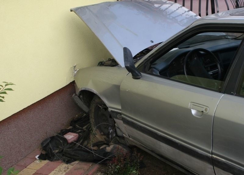 Motycze Poduchowne. O krok od tragedii. Audi uderzyło w dom! (zdjęcia)