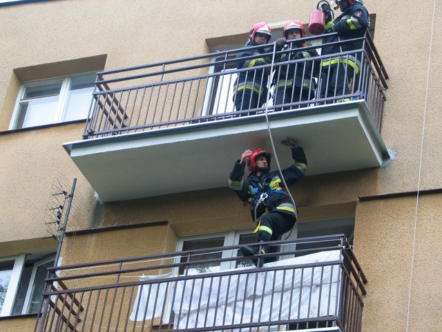 Do mieszkania, z którego wydobywał się  charakterystyczny swąd spalenizny strażacy dostali się przez sąsiedni balkon.
