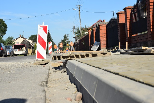 Trwa przebudowa drogi powiatowej w Kazanowie oraz Miechowie. Obecnie powstaje tam nowy chodnik.