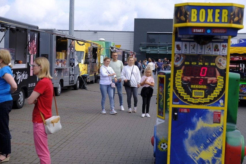 W Toruniu trwa Zlot Foodtrucków. Na parkingu przy CH Nowe...