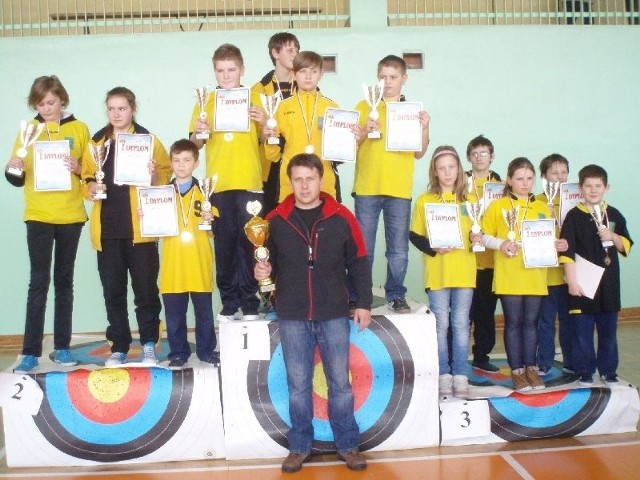 Łucznicy Uczniowskiego Ludowego Klubu Sportowego Włoszczowice ze swoim trenerem Grzegorzem Woźniczko po zawodach w Jędrzejowie.