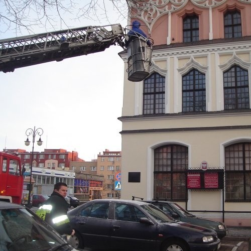 Gdyby nie strażacy, którzy zajechali wczoraj wozem z drabiną i naprawiali szkody, w ciągu kilku dni gołębie znowu zeszpeciłyby ozdobną elewację ratusza.