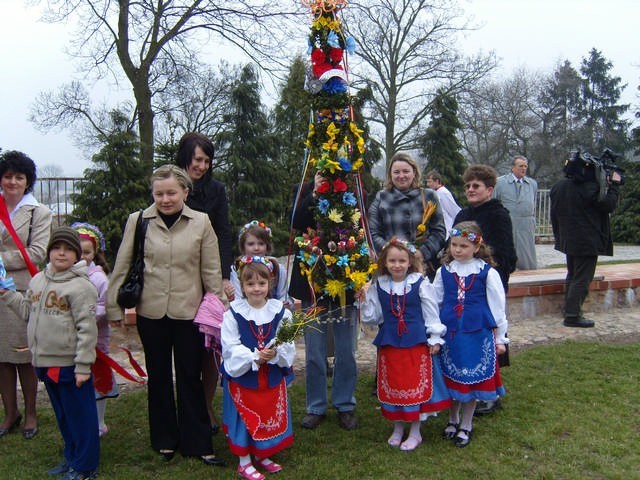 Kujawianki z Przedszkola nr 1 w Strzelnie też razem z wychowawcami przygotowały okazałą palmę 