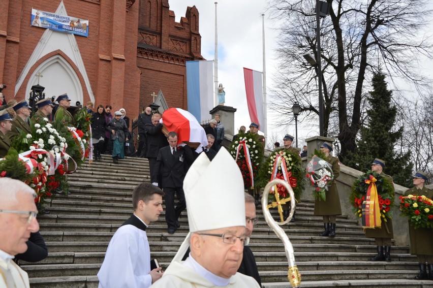 Kilkaset osób wzięło udział w uroczystościach pogrzebowych,...