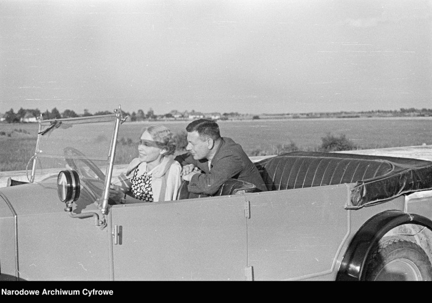 Łuszczewski i Stefania w samochodzie Tatra 11 (1935)....