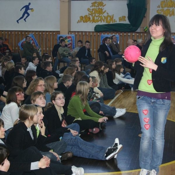 Monika Paćko z Gimnazjum numer 1 w Skarżysku prezentuje piłkę z autografami zawodników S.C. Magdeburg, kupioną potem przez radnego Michała Jędrysa.