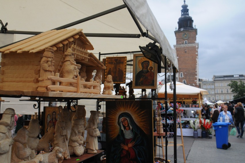 Sztuka ludowa na Rynku, a w sąsiedztwie można się zajadać pierogami różnych smaków