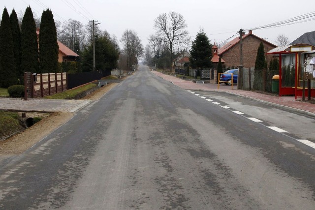 Dzięki wsparciu, jakie otrzymują gminy poprawia się stan dróg, na zdjęciu droga w Jacie-Zalesiu w gminie Jeżowe