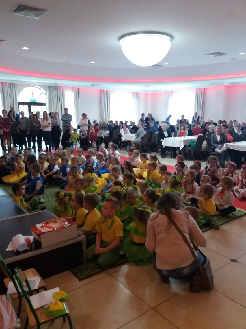 Walentynkowy bal karnawałowy dla dzieci, babć i dziadków w Przedszkolu Samorządowym w Dwikozach. Zabawa była znakomita (ZDJĘCIA)