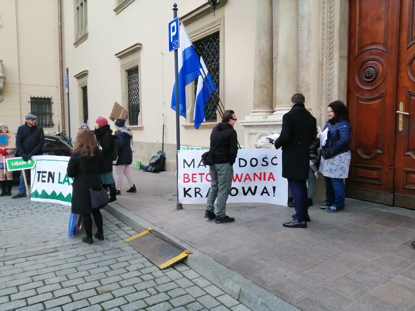 Protest przeciw "betonizacji Krakowa" pod urzędem miasta