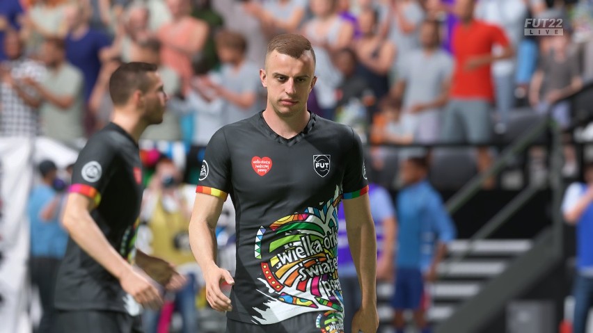 FIFA 22 gra z WOŚP. Piłkarze biegają w strojach z sercem