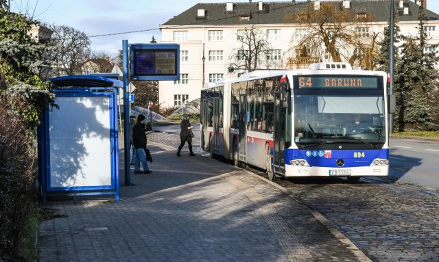 Wybierając autobus lub tramwaj nie trzeba martwić się również o miejsce parkingowe.