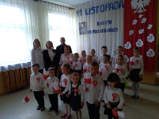 Śpiewanie hymnu w Szkole Podstawowej w Dobrzeszowie Filia w...