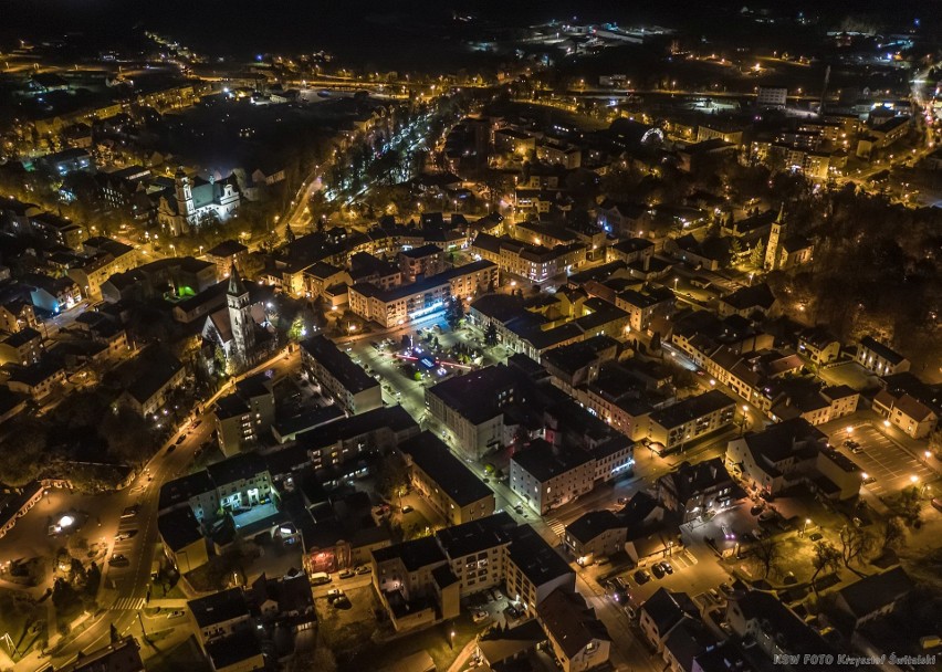 Olesno nocą - widok z lotu ptaka. Zdjęcia dronem wykonał...